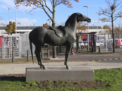 902715 Afbeelding van het bronzen beeldhouwwerk 'Groot gezadeld paard' van Hans Wimmer uit 1967, voor het kantoor van ...